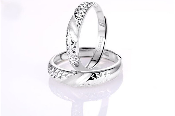 白金戒指要怎么清洗 白金戒指可以用酒精擦嗎 白金戒指要怎么清洗 白金戒指可以用酒精擦嗎