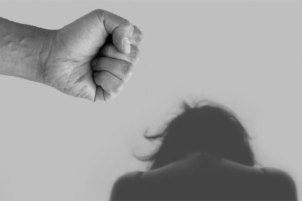 男子地鐵口揮拳重?fù)舯夼?家暴為什么會(huì)越來(lái)越嚴(yán)重