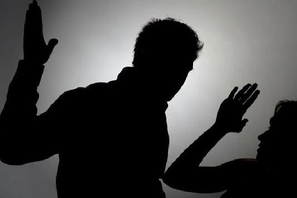 男子地鐵口揮拳重?fù)舯夼?家暴為什么會(huì)越來(lái)越嚴(yán)重