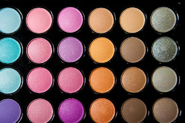 眼影飛粉是眼影不好嗎 眼影飛粉進(jìn)眼睛怎么辦 眼影飛粉是眼影不好嗎 眼影飛粉進(jìn)眼睛怎么辦