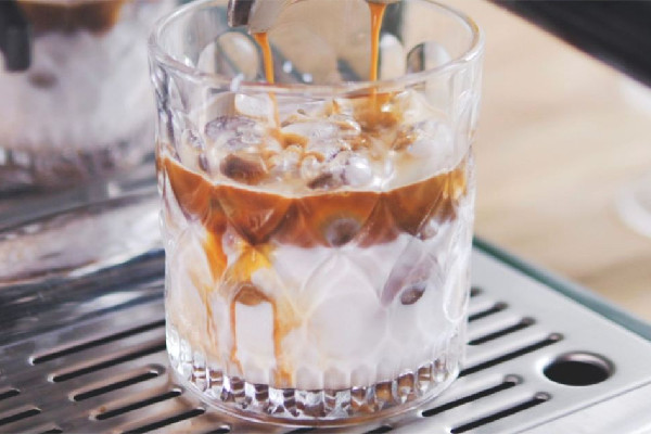 生椰拿鐵和絲絨拿鐵哪個好喝 生椰拿鐵和生椰絲絨拿鐵區(qū)別 生椰拿鐵和絲絨拿鐵哪個好喝 生椰拿鐵和生椰絲絨拿鐵區(qū)別