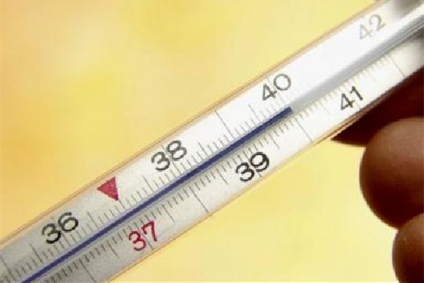 男子高燒近41度體溫計貼臉狂飆 高燒40度怎么物理降溫 男子高燒近41度體溫計貼臉狂飆 高燒40度怎么物理降溫