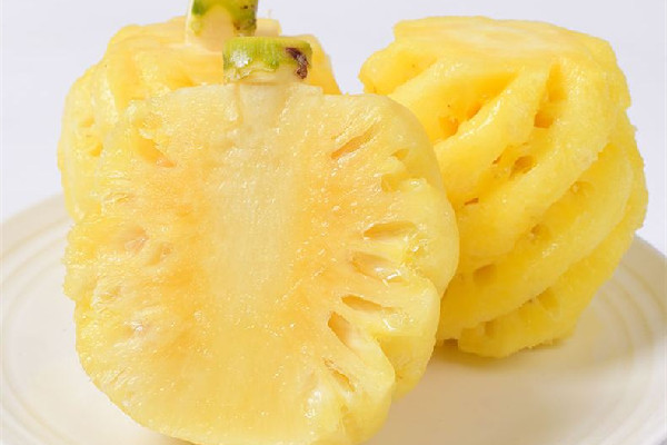 菠蘿會加重咳嗽嗎 菠蘿能用熱水泡著吃嗎 菠蘿會加重咳嗽嗎 菠蘿能用熱水泡著吃嗎