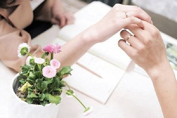 代表稱不要隨意給未婚女性扣帽子 女性結(jié)婚要注意的問題 代表稱不要隨意給未婚女性扣帽子 女性結(jié)婚要注意的問題