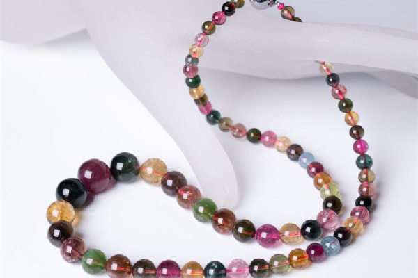 碧璽的種類有哪些 碧璽會(huì)有裂紋和棉絮嗎 碧璽的種類有哪些 碧璽會(huì)有裂紋和棉絮嗎