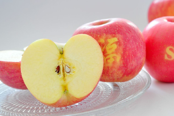 女子稱水果店買到雙皮蘋果 蘋果的營養(yǎng)價值和功效 女子稱水果店買到雙皮蘋果 蘋果的營養(yǎng)價值和功效