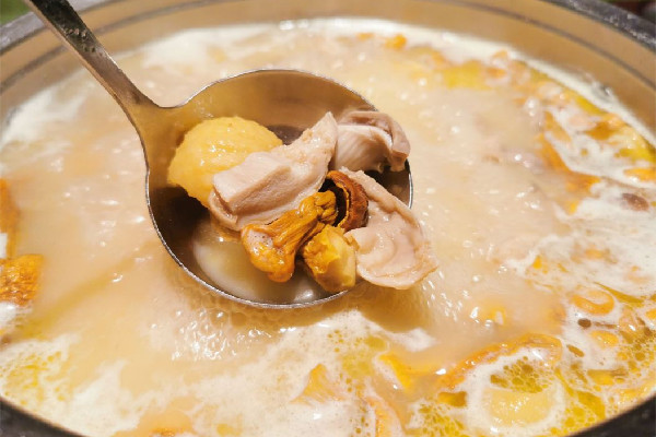 豬肚雞湯怎么煲才好喝 豬肚雞是補什么的 豬肚雞湯怎么煲才好喝 豬肚雞是補什么的