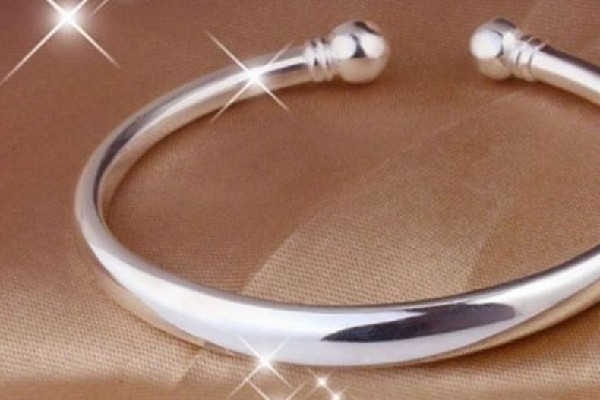 銀手鐲發(fā)黑怎么回事 銀手鐲可以用牙膏洗嗎 銀手鐲發(fā)黑怎么回事 銀手鐲可以用牙膏洗嗎