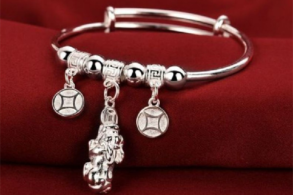 銀手鐲發(fā)黑怎么回事 銀手鐲可以用牙膏洗嗎 銀手鐲發(fā)黑怎么回事 銀手鐲可以用牙膏洗嗎