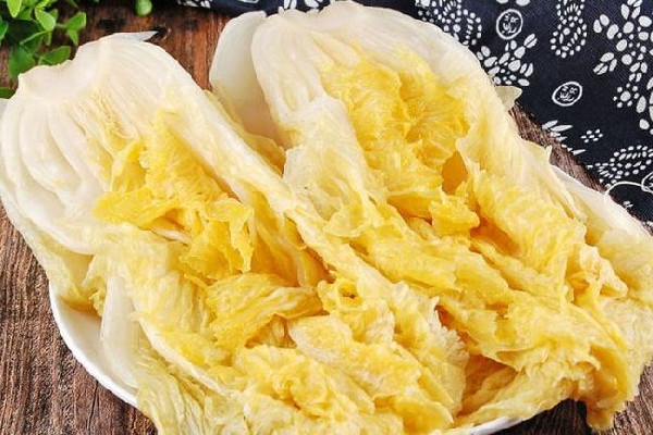 汕頭腌制廠(chǎng)工人用腳踩菜 酸菜用什么菜做的 汕頭腌制廠(chǎng)工人用腳踩菜 酸菜用什么菜做的