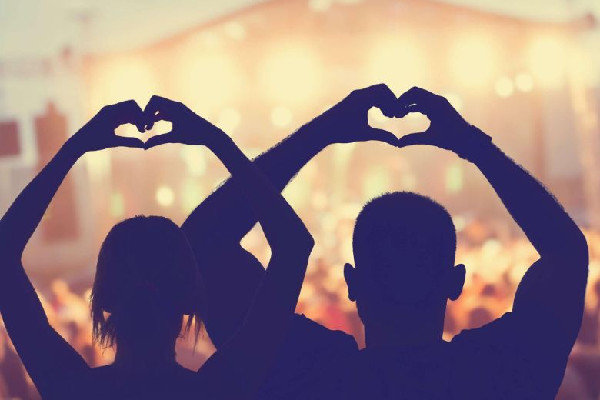 四川一高校放假7天鼓勵戀愛 談戀愛的技巧和方法