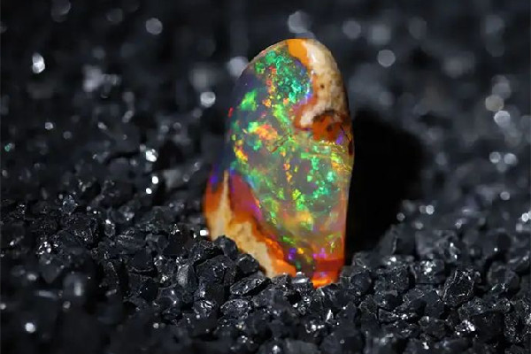 歐泊石和鉆石哪個(gè)貴 歐泊石和蛋白石區(qū)別 歐泊石和鉆石哪個(gè)貴 歐泊石和蛋白石區(qū)別