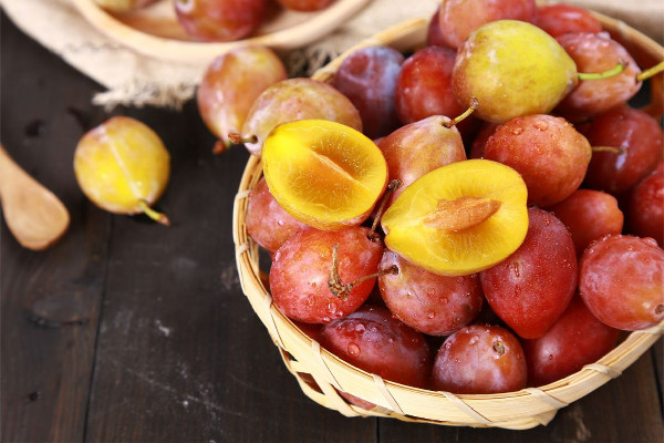 西梅的功效和作用 西梅對(duì)肝臟有好處嗎 西梅的功效和作用 西梅對(duì)肝臟有好處嗎