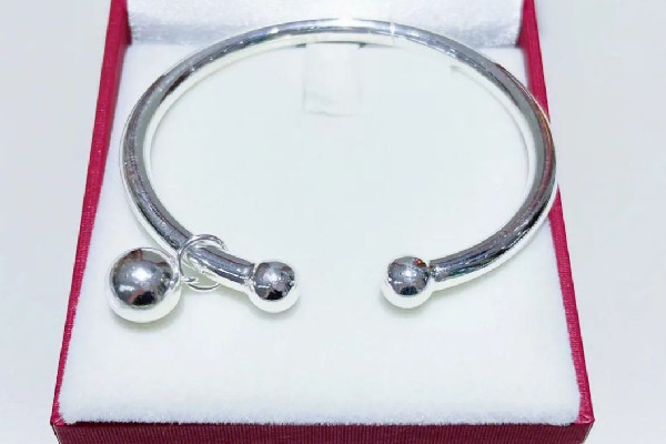 純銀手鏈變黑怎么清洗 純銀手鏈發(fā)黑是因為什么 純銀手鏈變黑怎么清洗 純銀手鏈發(fā)黑是因為什么