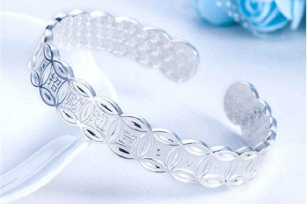 純銀手鏈怎么辨別真假 純銀手鏈和鐲子哪個好 純銀手鏈怎么辨別真假 純銀手鏈和鐲子哪個好