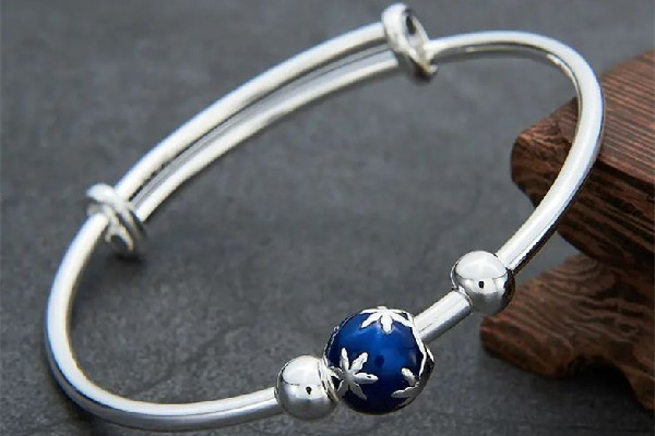 純銀手鏈氧化了怎么辦 純銀手鏈為什么會(huì)變黃 純銀手鏈氧化了怎么辦 純銀手鏈為什么會(huì)變黃