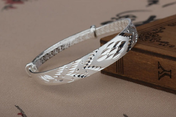 純銀手鏈對(duì)身體好嗎 純銀手鏈可以辟邪嗎