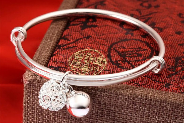 純銀手鏈氧化了怎么辦 純銀手鏈為什么會(huì)變黃 純銀手鏈氧化了怎么辦 純銀手鏈為什么會(huì)變黃