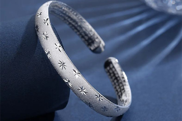 純銀手鏈氧化了怎么辦 純銀手鏈為什么會(huì)變黃 純銀手鏈氧化了怎么辦 純銀手鏈為什么會(huì)變黃