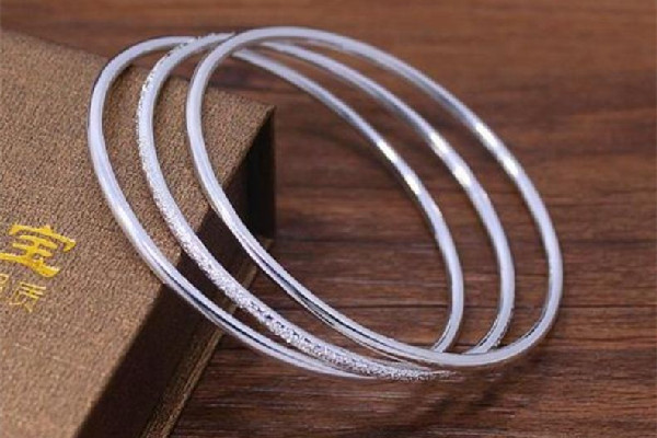 純銀手鏈怎么辨別真假 純銀手鏈和鐲子哪個好 純銀手鏈怎么辨別真假 純銀手鏈和鐲子哪個好