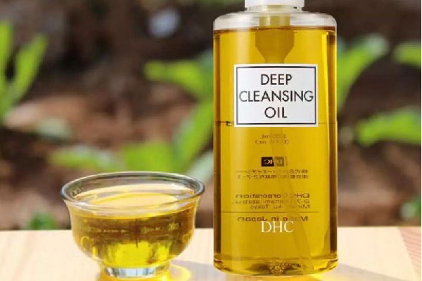 卸妝油卸的干凈嗎 卸妝油會使肌膚層角質(zhì)層變薄嗎 卸妝油卸的干凈嗎 卸妝油會使肌膚層角質(zhì)層變薄嗎