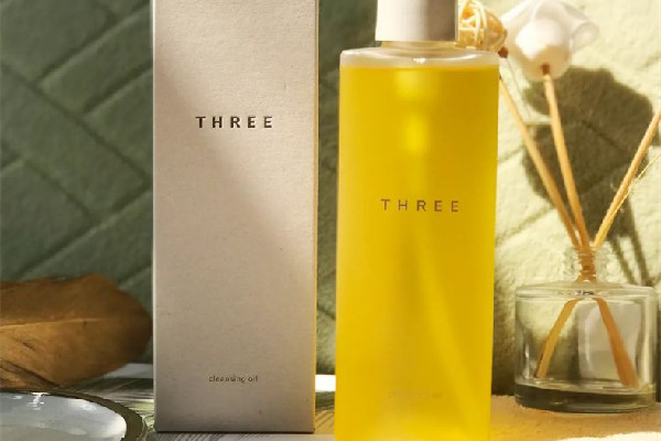 卸妝油不乳化使用會(huì)怎樣 卸妝油要用水打濕嗎 卸妝油不乳化使用會(huì)怎樣 卸妝油要用水打濕嗎