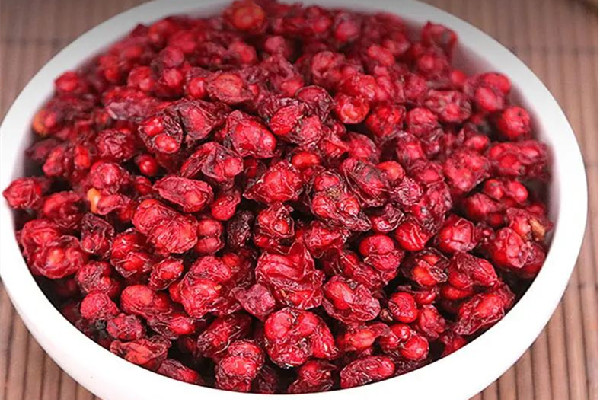 五味子泡酒比例是多少 五味子泡酒用什么酒好 五味子泡酒比例是多少 五味子泡酒用什么酒好