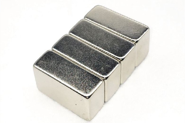 男孩向女生水杯里放吸鐵石 吸鐵石對(duì)人體有害嗎