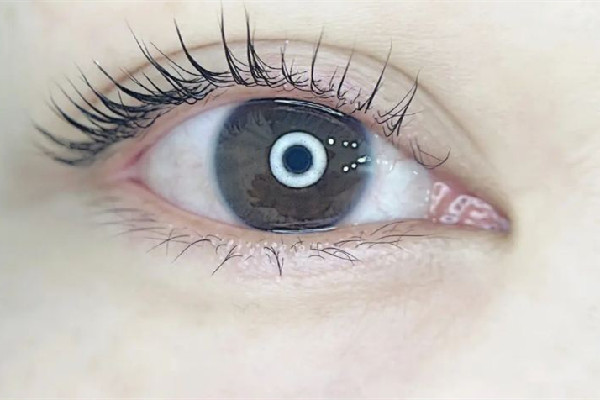 女生用發(fā)卡燙睫毛眼球燙個泡 燙睫毛對睫毛傷害大嗎 女生用發(fā)卡燙睫毛眼球燙個泡 燙睫毛對睫毛傷害大嗎