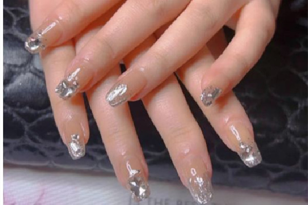 美甲貼鉆是先封層還是先貼鉆 美甲貼鉆怎么貼的牢固 美甲貼鉆是先封層還是先貼鉆 美甲貼鉆怎么貼的牢固