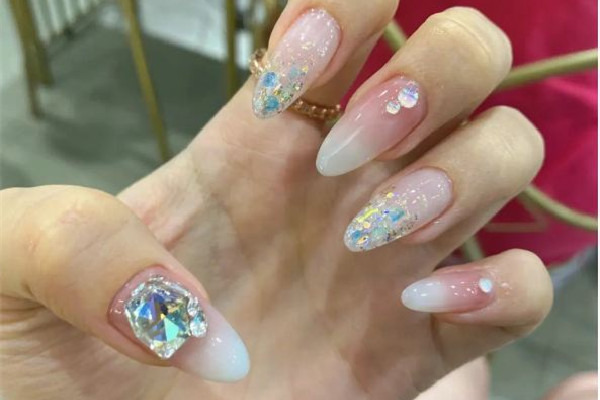 美甲貼鉆用什么膠水 美甲貼鉆可以不用膠嗎 美甲貼鉆用什么膠水 美甲貼鉆可以不用膠嗎