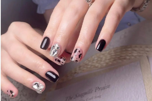 黑色美甲怎么做好看 黑色美甲怎么搭配好看 黑色美甲怎么做好看 黑色美甲怎么搭配好看