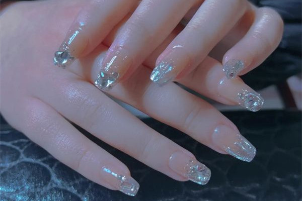 美甲貼鉆是先封層還是先貼鉆 美甲貼鉆怎么貼的牢固 美甲貼鉆是先封層還是先貼鉆 美甲貼鉆怎么貼的牢固