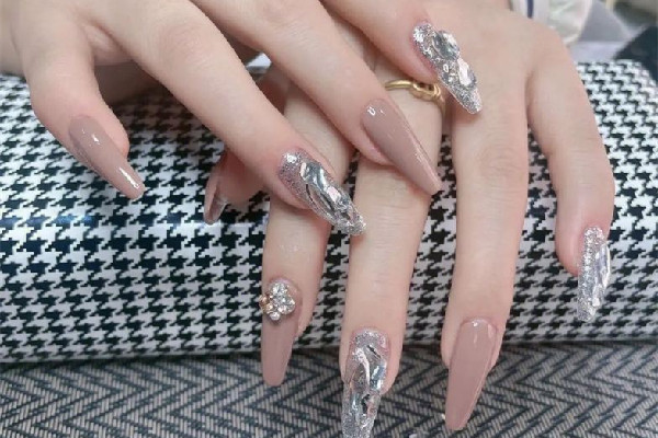 美甲貼鉆用什么膠水 美甲貼鉆可以不用膠嗎 美甲貼鉆用什么膠水 美甲貼鉆可以不用膠嗎