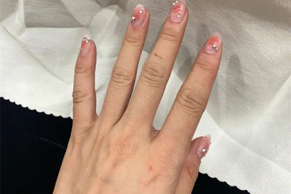 美甲貼鉆用什么膠水 美甲貼鉆可以不用膠嗎 美甲貼鉆用什么膠水 美甲貼鉆可以不用膠嗎