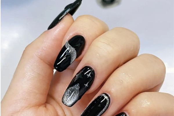 黑色美甲顯白還是顯黑 黑色美甲適合什么膚色的人 黑色美甲顯白還是顯黑 黑色美甲適合什么膚色的人