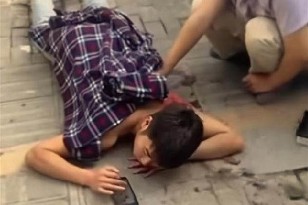男子被捅后趴在地上淡定玩手機(jī) 受傷后怎么止血 男子被捅后趴在地上淡定玩手機(jī) 受傷后怎么止血