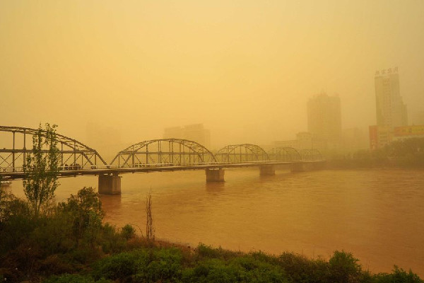 女子忘關窗回家掃土1小時 沙塵天氣要關窗戶嗎 女子忘關窗回家掃土1小時 沙塵天氣要關窗戶嗎