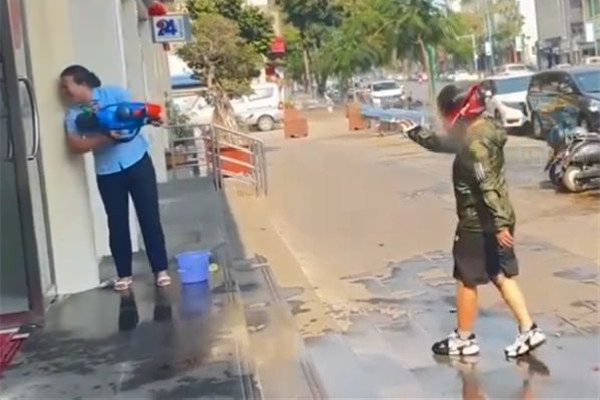 潑水節(jié)男子戴頭盔拿水槍進(jìn)銀行火拼 潑水節(jié)是哪個(gè)地方的習(xí)俗 潑水節(jié)男子戴頭盔拿水槍進(jìn)銀行火拼 潑水節(jié)是哪個(gè)地方的習(xí)俗