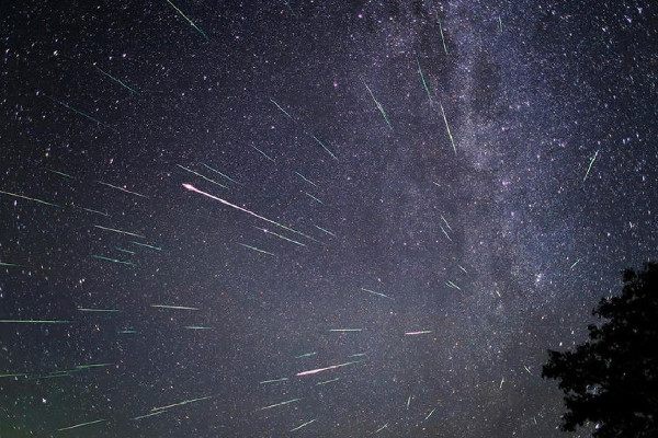 多地居民拍到巨大綠色火流星 流星是怎么劃過(guò)天空的