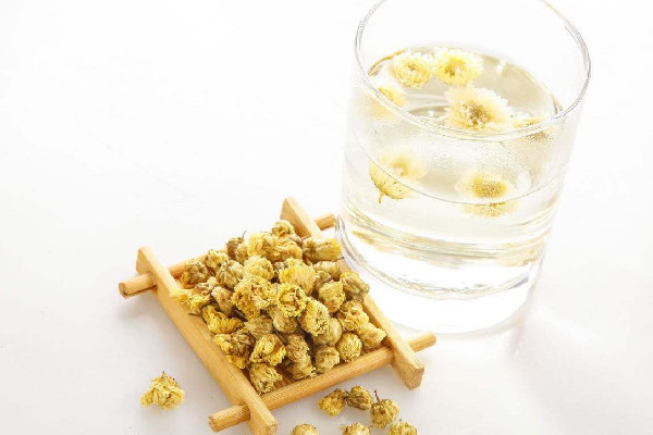 菊花茶要用多少度水泡 菊花茶可以去痘痘嗎 菊花茶要用多少度水泡 菊花茶可以去痘痘嗎