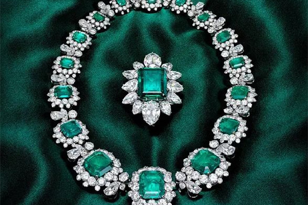 祖母綠佩戴注意事項(xiàng) 祖母綠適合多大年齡的人佩戴 祖母綠佩戴注意事項(xiàng) 祖母綠適合多大年齡的人佩戴