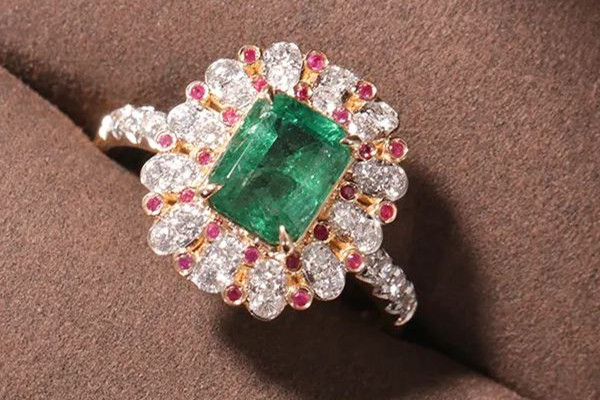 祖母綠有裂紋還值錢嗎 祖母綠有裂紋正常嗎 祖母綠有裂紋還值錢嗎 祖母綠有裂紋正常嗎