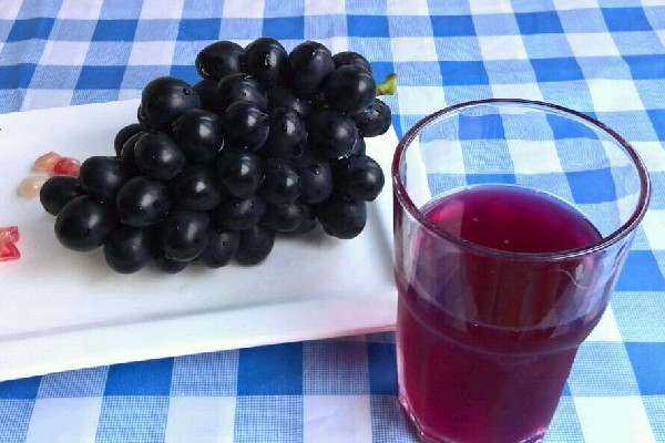 葡萄汁弄在衣服上怎么去掉 葡萄汁可以用洗潔精洗嗎 葡萄汁弄在衣服上怎么去掉 葡萄汁可以用洗潔精洗嗎