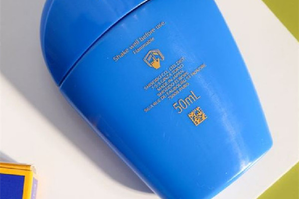 資生堂藍(lán)胖子防曬霜可以用洗面奶洗掉嗎 資生堂藍(lán)胖子防曬霜用什么洗掉 資生堂藍(lán)胖子防曬霜可以用洗面奶洗掉嗎 資生堂藍(lán)胖子防曬霜用什么洗掉