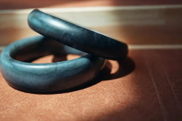 墨玉和翡翠哪個價值高一點 墨玉值錢嗎 墨玉和翡翠哪個價值高一點 墨玉值錢嗎