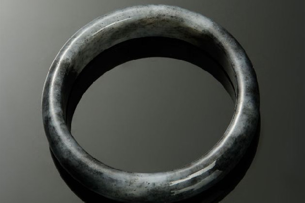 墨玉和翡翠哪個價值高一點 墨玉值錢嗎 墨玉和翡翠哪個價值高一點 墨玉值錢嗎