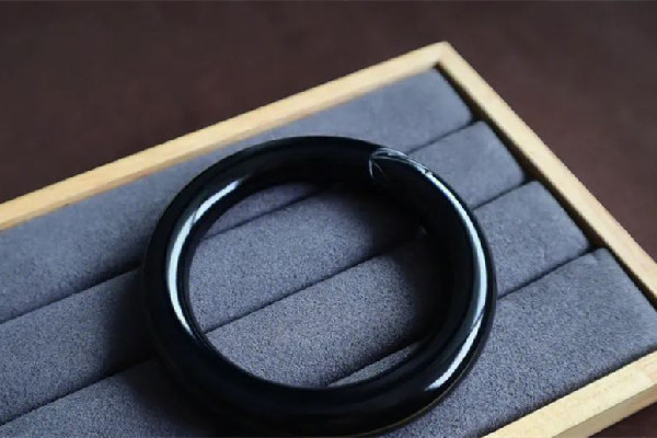 墨玉和翡翠哪個價值高一點 墨玉值錢嗎 墨玉和翡翠哪個價值高一點 墨玉值錢嗎