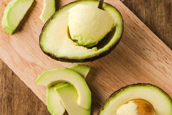 牛油果是綠色的好還是黑色的好 牛油果買回來(lái)是硬的怎么辦