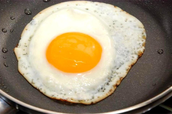煎雞蛋是熱油還是涼油 煎雞蛋用什么油比較好 煎雞蛋是熱油還是涼油 煎雞蛋用什么油比較好